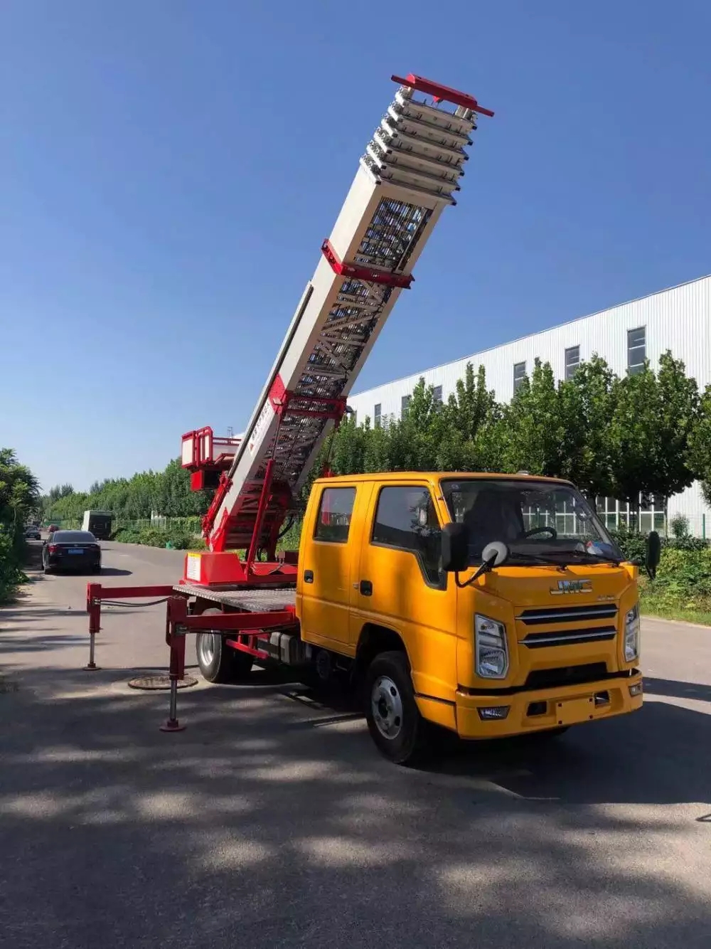 上饶信州附近的云梯车出租服务：轻松解决高空作业需求