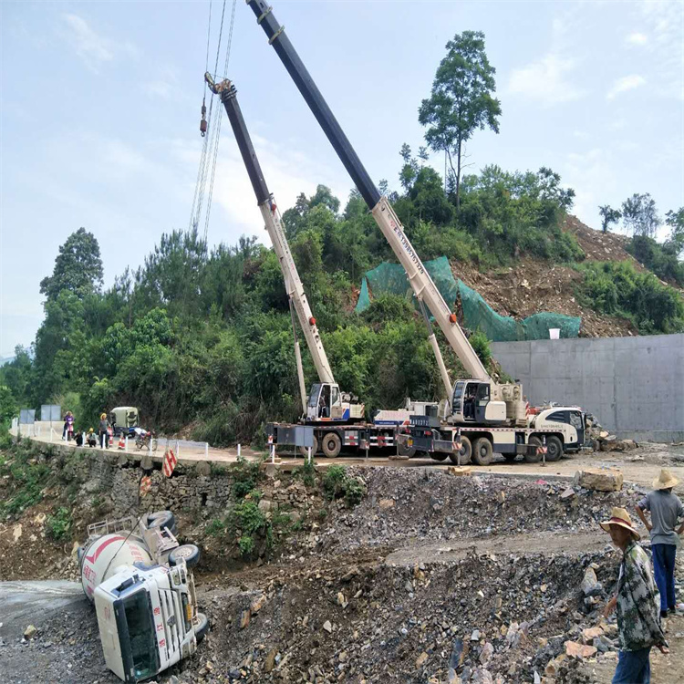 上饶信州汽车掉沟里叫吊车救援要多少钱